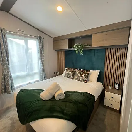 Lottie's With Hot Tub Lodge