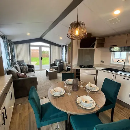 Lottie's With Hot Tub Lodge