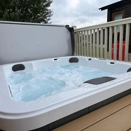 Lottie's With Hot Tub Деревянный коттедж Малтон