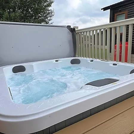 Деревянный коттедж Lottie's With Hot Tub Малтон
